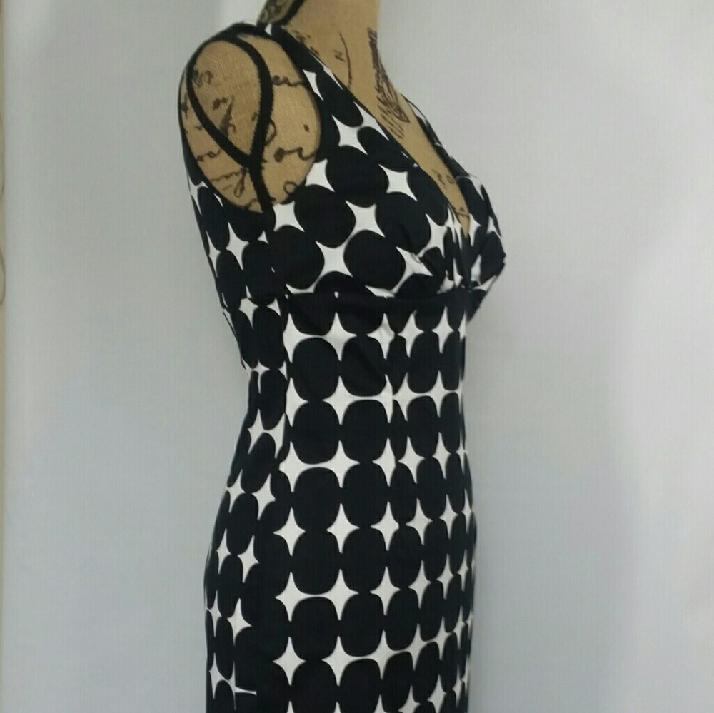 Black and white v-neck geometric pattern dress - Picture 8 of 8